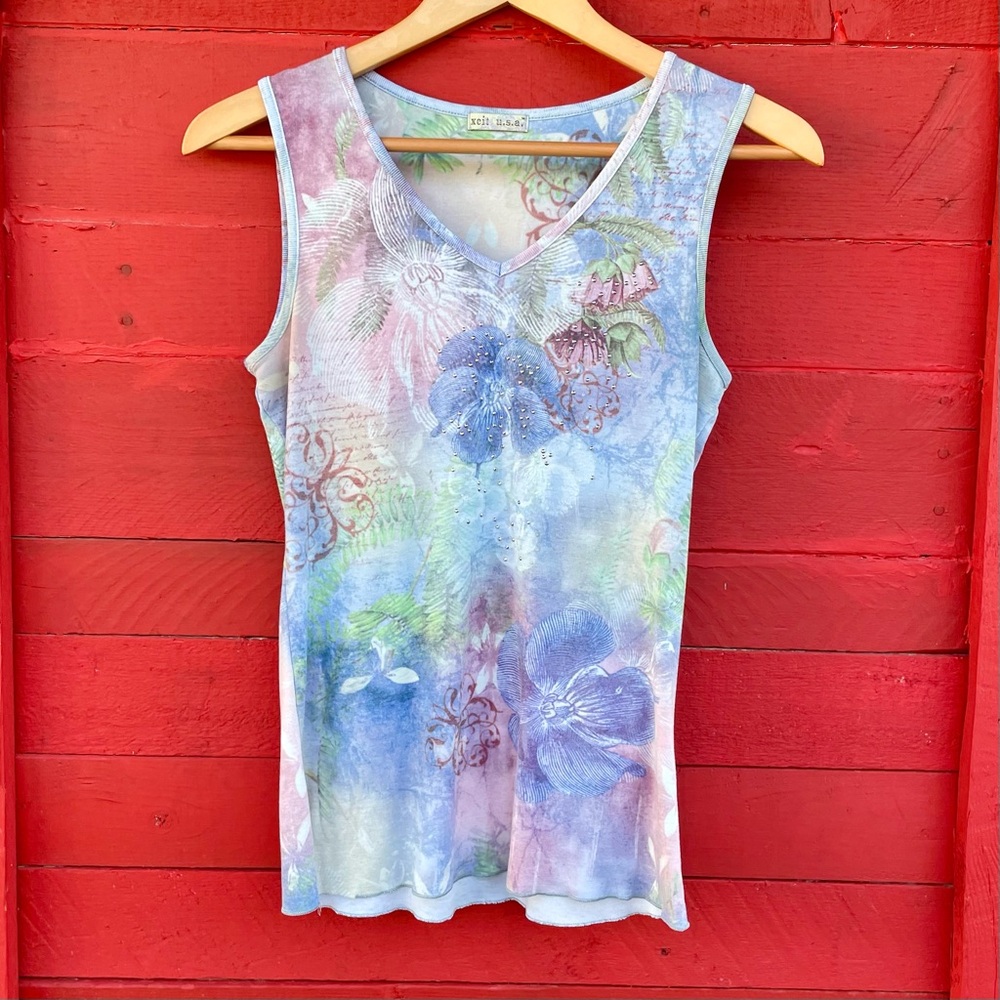 Xcit USA floral ribbed sleeveless sparkly raw hem top